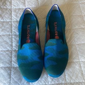 💚💙 GORGEOUS LIKE NEW Rothy’s camo loafers